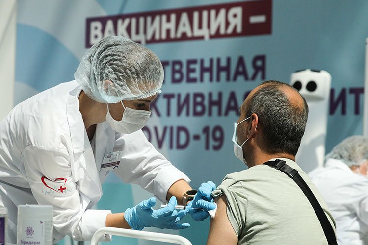 В Казани работают 48 пунктов вакцинации, из которых 14 мобильных. Город запустил телеграм-бот, который рассказывает о наличии той или иной вакцины в пунктах вакцинации столицы РТ и уточняет режим работы