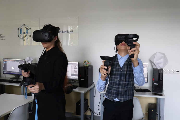 Еще один популярный курс, где дети учатся создавать приложения и запускать их на виртуальных очках — «Разработка VR7/AR8 приложений»