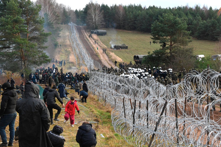 На границах Белоруссии снова накаляется миграционный кризис. Эта страна с лета является удобным плацдармом, через который тысячи людей из Ближнего Востока и Северной Африки пытаются прорваться в Европу.