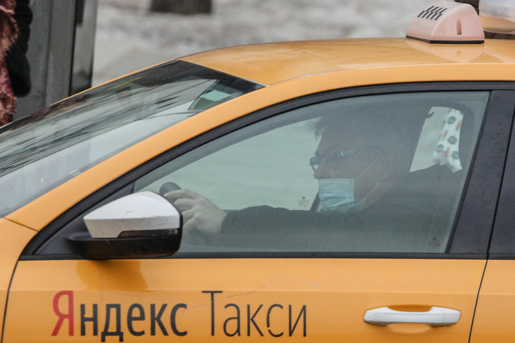Многие таксисты давно ждут, что с 22 ноября на них прольется золотой дождь от антиваксеров