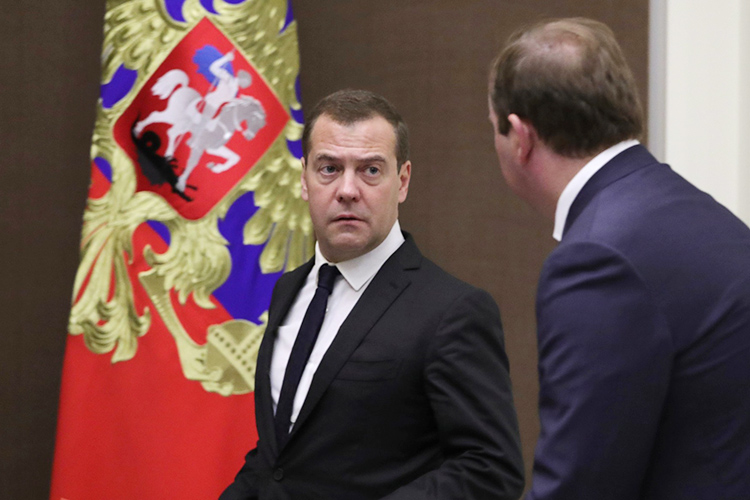 «Медведев остается в тройке ведущих политиков, которым дано право рассуждать о сложных вещах. Не сбрасывайте его со счетов. Но, возможно, что это и операция прикрытия»