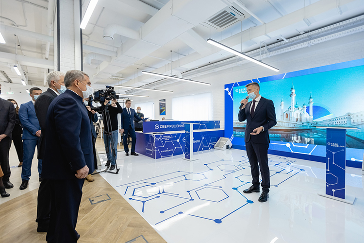 Вчера в Казани торжественно открылся офис СберРешений — церемонию открытия посетили высокопоставленные гости, в том числе президент РТ Рустам Минниханов