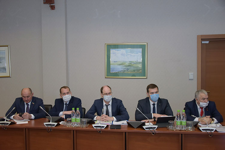 Поправки Миргалимова (крайний справа) означают увеличение доходов на 61,6 млрд рублей, расходов — на 13,8 миллардов