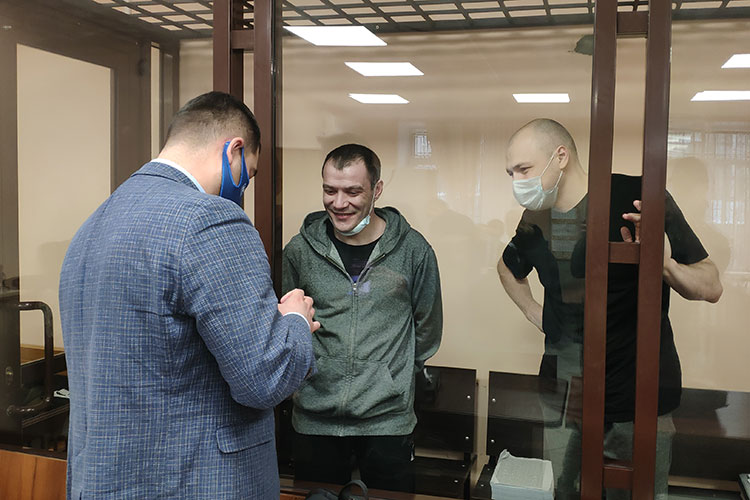 Камиль Фатыхов (справа) и его предполагаемый подельник, Марат Сагиров (слева) находились в судебном аквариуме. Фатыхов нисколько  не стеснялся журналистов и глаз от фотокамер не прятал