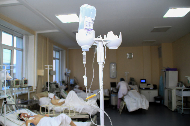 13 человек были госпитализированы с признаками острого отравления метанолом