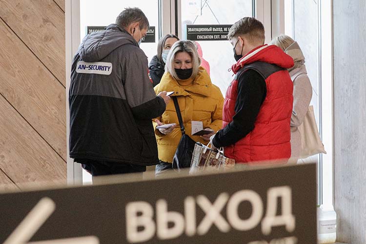 «Отстранил – и все, отказники куда-то исчезли!»: как работодатели Татарстана радуют Роспотребнадзор