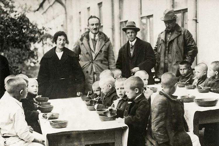 Дети получают питание от Американского комитета в Казани, 1921-1922 гг.