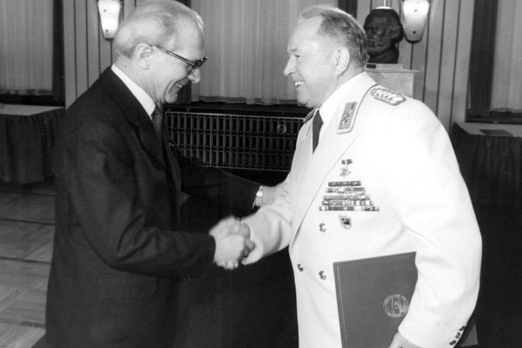 Эрих Хонеккер на фото слева
