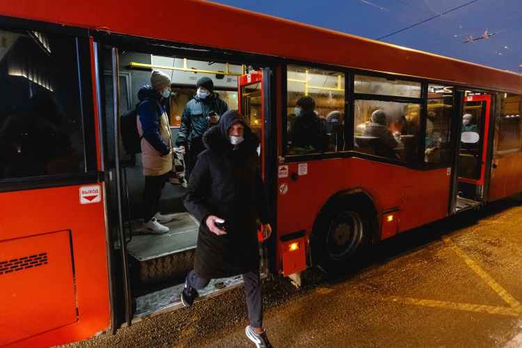 К концу первой половины дня вчера из трамваев и троллейбусов в Казани высадили 786 пассажиров без QR-кодов