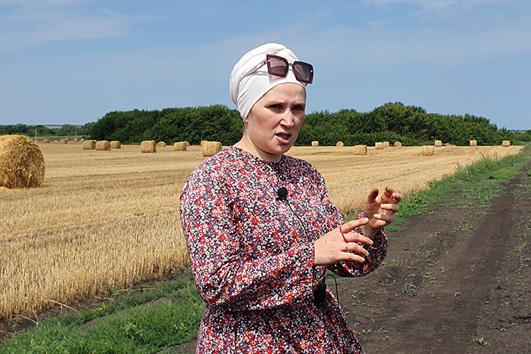 Наиля Ахмадиева занимается выращиванием репчатого лука и сезонной зелени. В планах — организовать капельный полив своих посевных площадей