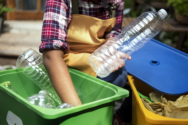 Организм тех, кто употребляет воду из бутилированной пластиковой посуды, ежегодно принимает 90 000 микропластических частиц