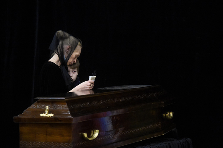 Дочь Олеся Рудакова и внук Костя молча стояли у гроба и, не отходя, смотрели на тело Нины Ивановны