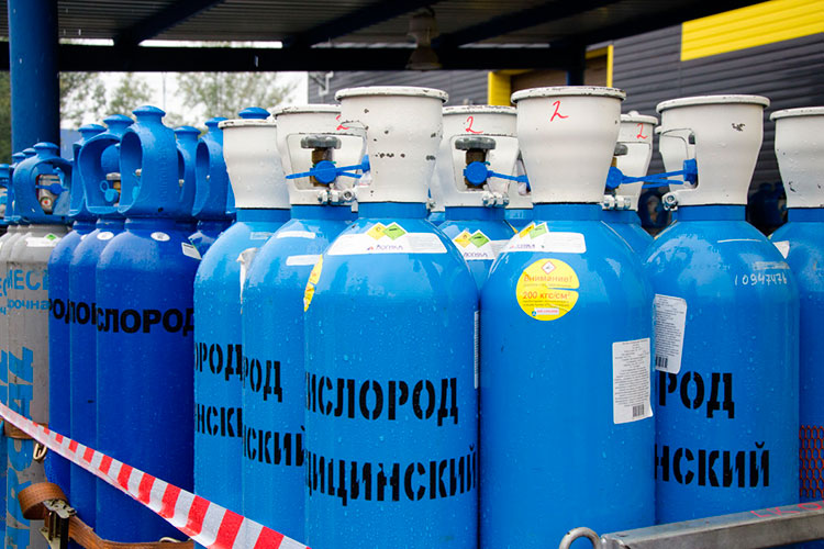 В июле Мантуров заявил, что задействованы все возможности по обеспечению регионов медицинским кислородом. Для увеличения запасов газ закупали даже в других странах — Китае, Казахстане и Финляндии