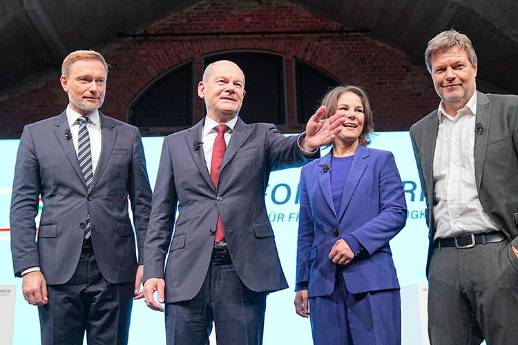 СДПГ, «Зеленые» и СвДП накануне представили в Берлине коалиционное соглашение о создании нового правительства с лидером СДПГ Олафом Шольцем (второй слева) во главе