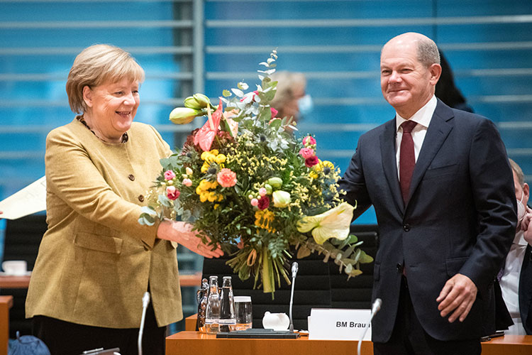 На прощание новый канцлер Шольц подарил Ангеле Меркель  куст кизила высотой в один метр