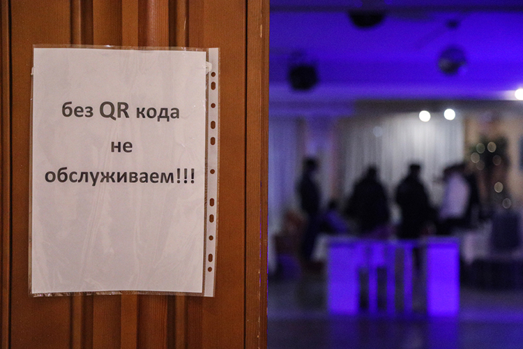 «Если перед вами так называемый антиваксер, но здоровый человек, то вы его ни в чем не можете обвинить. Но вы можете не пустить его в общественное место, не разрешить ему работать, так как там он тоже общается с другими людьми»