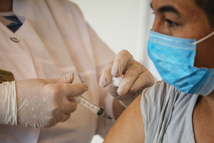 Тем временем, показатели вакцинации стали снижаться. С 15 по 21 ноября в сутки вакцинировались в среднем более 18 тыс. человек, а с 22 по 26 ноября — уже всего 16 тысяч