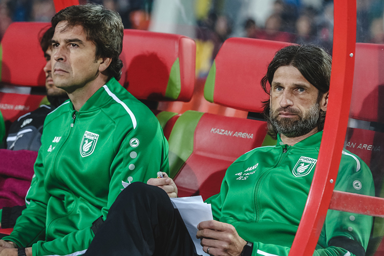 «Хотя он [Докампо] (слева) сейчас работает самостоятельно в Испании, тренирует «Калаорру» в третьей лиге, Эду хочет снова поработать со мной»