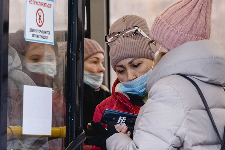 В понедельник 22 ноября пассажирские перевозчики РТ по решению правительства Татарстана перестали пускать в салоны непривитых жителей. Дело дошло до мордобоя, из-за скандалов автобусы, трамваи и троллейбусы Казани простояли пустыми 18 часов 39 минут