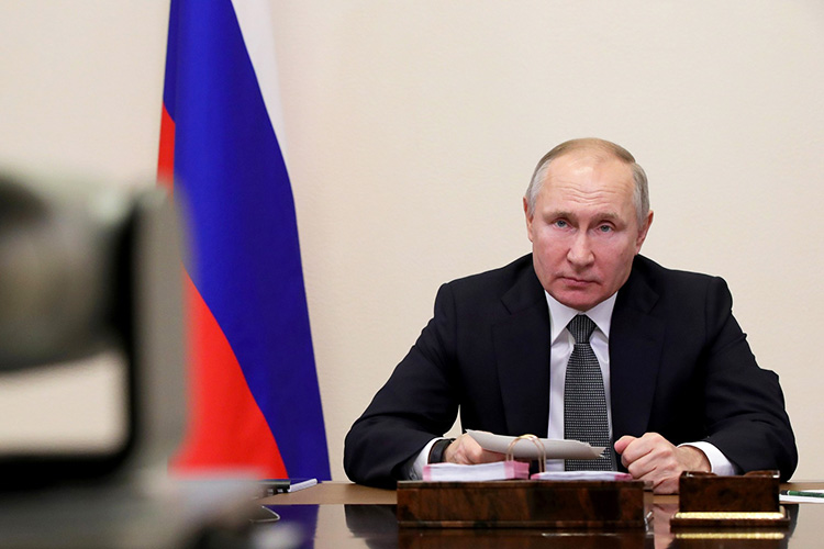 «Путин до недавнего времени демонстрировал максимальную сдержанность. Он не позволяет себе хамских высказываний, которые продолжают говорить партнеры»