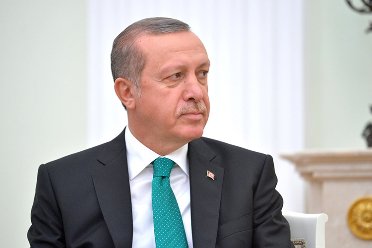 Президент Турции Реджеп Тайип Эрдоган продолжает брать все новые и новые международные высоты. Обстановку в стране он держит под контролем: котел уже закипает, но пока не взрывается