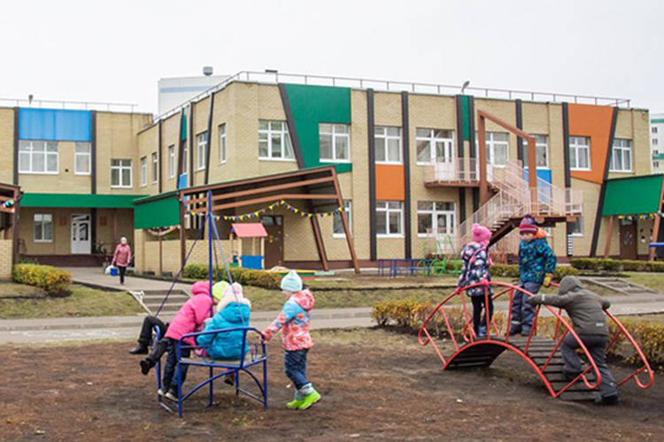 «Долгое время в Татарстане стоял вопрос с оплатой детских садов во время отсутствия там ребенка: ребенок болеет, а платить всё равно надо было по полной. Именно мы инициировали обсуждение этого вопроса в Госсовете РТ, я подготовил законопроект»