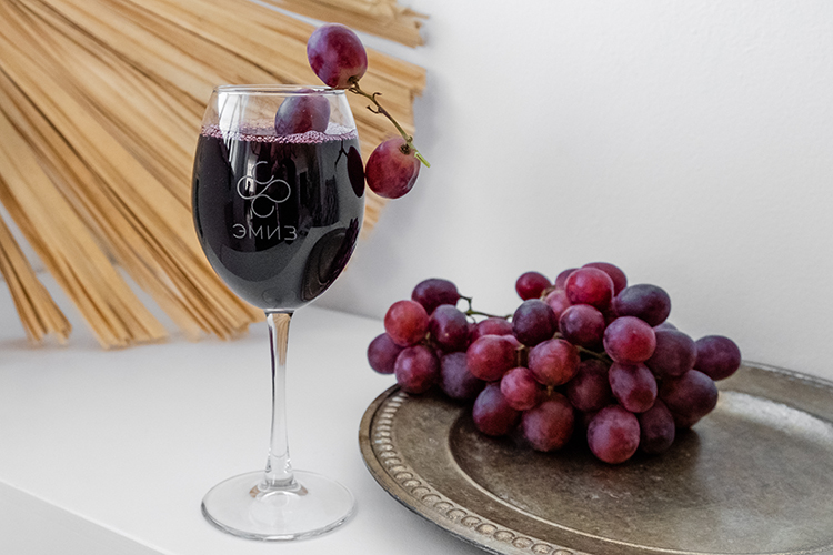 Для напитка используется несколько сортов винограда: Каберне-Савиньон, Мерло и Саперави