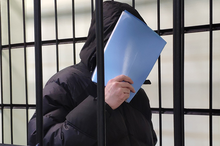 Марат Шакиров по-прежнему скрывал глаза от журналистов, прикрываясь то капюшоном, то синей папкой для документов