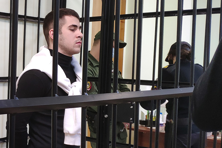 Уверенно за железными прутьями вел себя и 21-летний Никита Карабаев, который до преступления успел отслужить в армии и заработать положительную характеристику от минобороны
