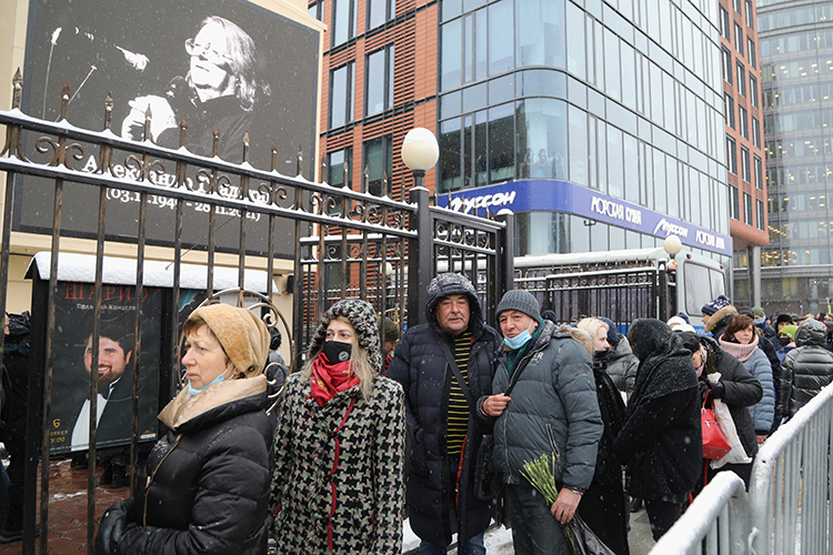 Несмотря на мороз — в Москве была минусовая температура — и снег, люди пришли заранее. Кто-то хотел рассказать журналистам о своих воспоминаниях, связанных с Градским, кто-то — пораньше попасть в театр