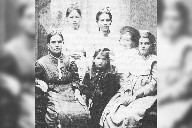 1.     Лябиба Хусаенова (справа) с семьей.Казань, 1910-е гг