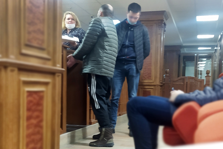 Чикуров (в центре) сейчас также подсудимый, но в отдельном производстве. Недавно в Чистопольском городском суде ему запросили 9 лет общего режима. Благодаря его показаниям, этот срок куда ниже того, что он мог получить, не сдав своих «коллег»