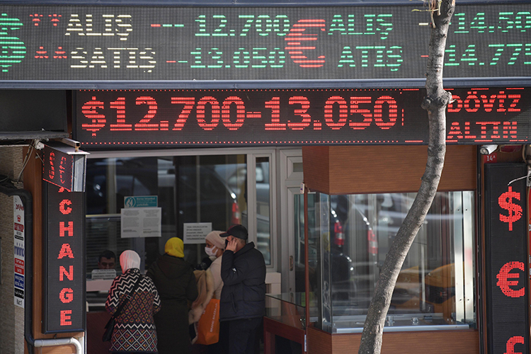 За ноябрь турецкая лира уже потеряла 45% своей стоимости. Сегодня валюта в очередной раз обновила антирекорд, упав до уровня 13,89 лир за доллар. Теперь 1 лира стоит 5,37 рубля