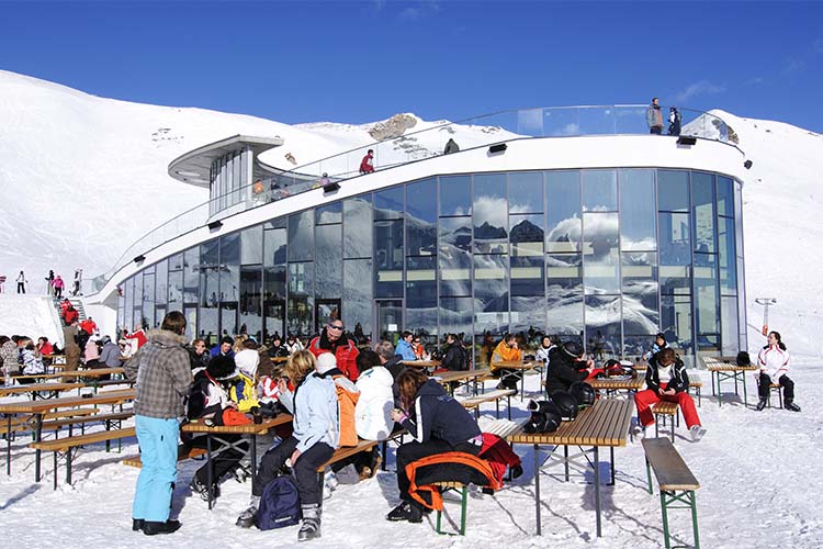 Для не обремененных большой семьей, детьми, можно рассмотреть Швейцарию. В среднем за 41,5 тыс. рублей в день на человека с проживанием и завтраками, можно выбрать спа-отель-клинику и катание на горных лыжах