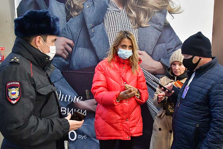 В Ульяновской области ослабили ограничения для ТЦ: с понедельника по пятницу с 8 до 15 часов торговые центры разрешили посещать без сертификата о вакцинации. В остальные дни и время QR-коды понадобятся