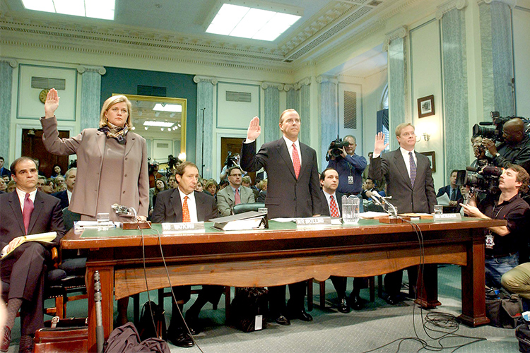 Шеррон Уоткинс, Джеффри Скиллинг и Джеффри МакМахон принесли клятву дать показания перед комитетом Сената США по торговле, науке и транспорту для изучения некоторых вопросов, связанных с крахом корпорации Enron. Вашингтон, округ Колумбия