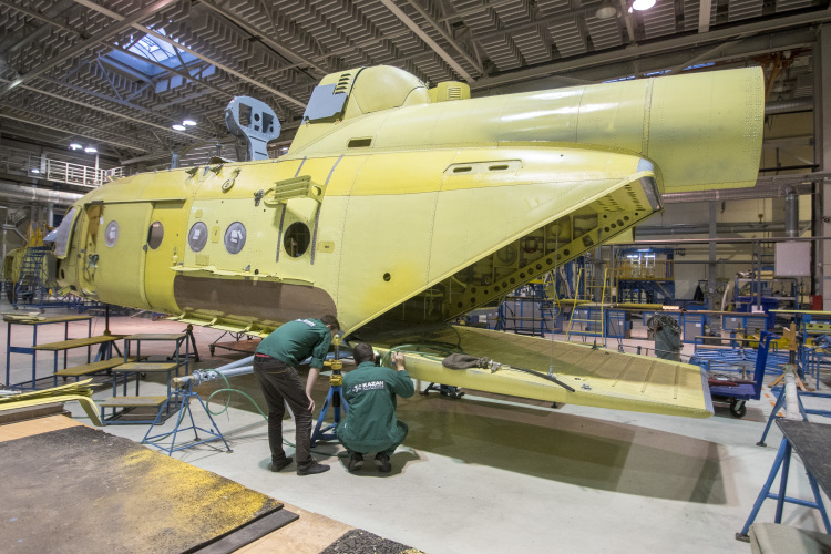 КВЗ передают Гинсбургу не на пике упадка завода — он пришелся на 2018–2019 годы (на фото сборка Ми-8)