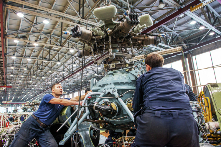 Второй в очереди на чистку — УУАЗ (на фото Установка двигателя в вертолет серии МИ-8 на Улан-Удэнском авиационном заводе). Утверждают, что Колесов начал приглашать на руководителей «допросы»