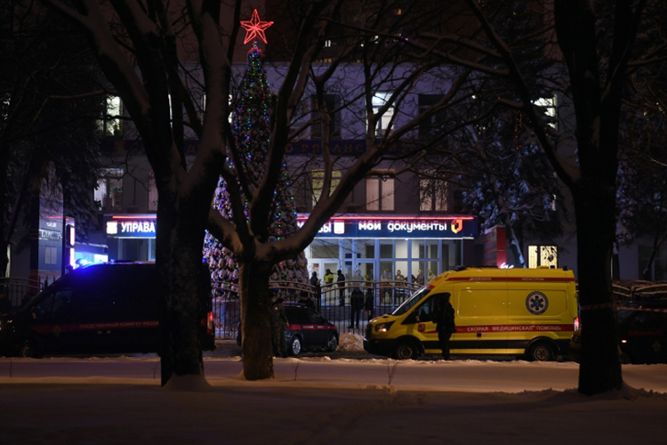 При стрельбе в МФЦ на юго-востоке Москвы скончались администратор и охранник, еще 4 человека пострадали, в их числе 10-летняя девочка. Состояние всех раненых оценивается как тяжелое, они находятся в операционных