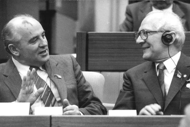 «Горбачев на тот момент мог выбирать, по какому пути пойти. Но глава государства решил не ставить точку и предложил продолжить работу с учетом перспектив заключения Союзного договора»