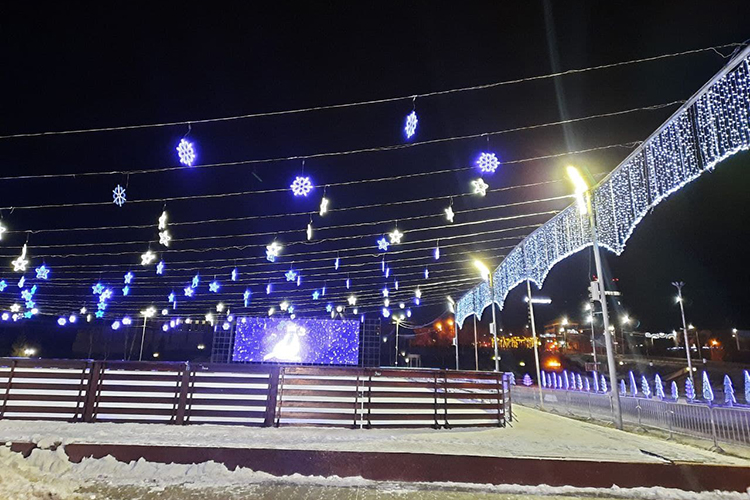 Альметьевск и прежде был одним из самых новогодних городов Татарстана. В этом году света от гирлянд и инсталляций стало еще больше