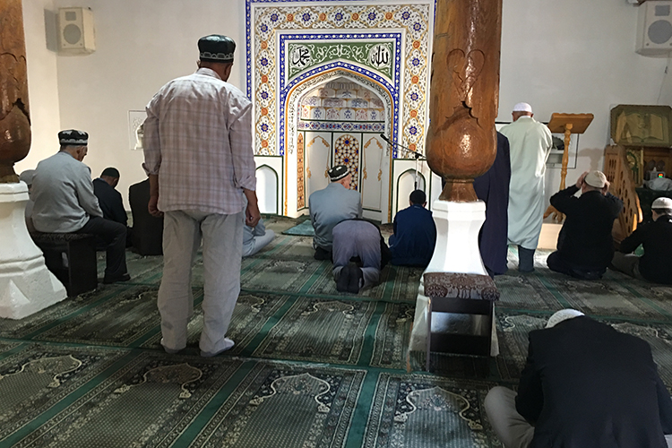 Дуппи здесь считается не столько национальным, а религиозным головным убором. В любой узбекской мечети на входе в молельный зал расположены шкафы с тюбетейками. Их обязательно надо водружать на голову перед намазом
