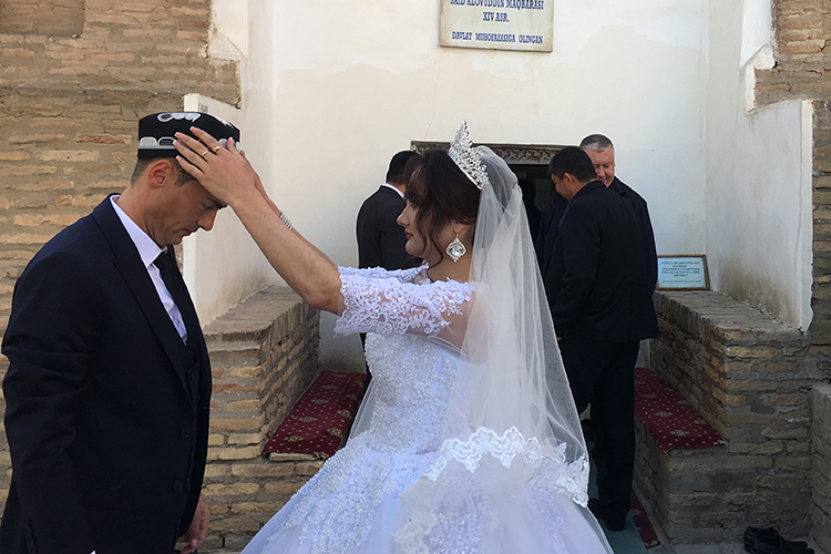 Узбекская дуппи фактически стала частью свадебного обряда. Перед никахом в мечети невеста водружает тюбетейку на голову жениху. И тут же снимает, когда обряд окончен…