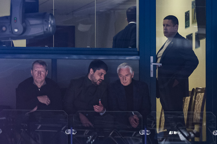 Увидеть на игре можно было и бывшего главного тренера «Ак Барса» Зинэтулу Билялетдинова. Он наблюдал за матчем вместе с генеральным менеджером клуба Маратом Валиуллиным