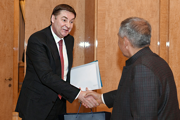 УЗГА принадлежит «НК-Банку» оборонно-промышленного магната Виктора Григорьева.(слева) Он становится все более влиятельным в Татарстане