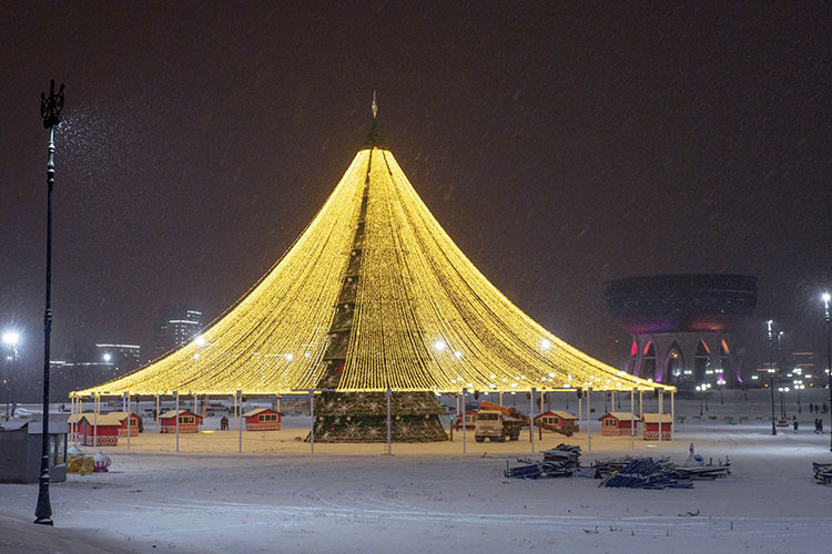 Главная елка, как и в прошлом году, будет у Чаши — это уже знакомая жителям технологичная 35-метровая конструкция со светодинамическим оформлением и анимированным куполом