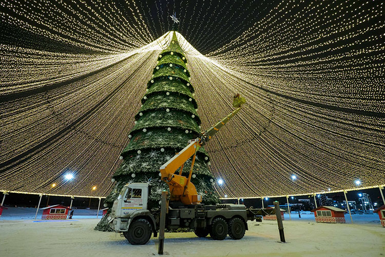 Открытие главной елки состоится 24 декабря — в этот же день у центра семьи «Казан» пройдет фестиваль «КышДаКар-фест» и откроется новогодняя ярмарка — в десяти стилизованных новогодних домиках
