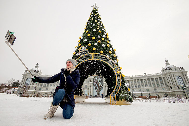 В Казани в этом году появятся новые стилизованные локации, например, напротив Дворца земледельцев установили необычную новогоднюю елку