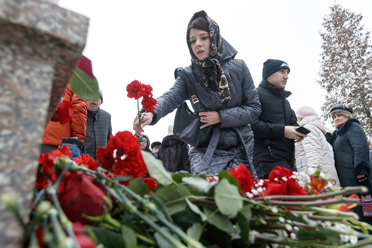 Завершилась церемония возложением роз и гвоздик к памятнику, который немного присыпал снежок