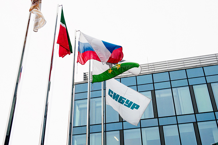 Бело-голубой флаг СИБУРа отныне символично развевается над новеньким бизнес-центром ТАИФа в Казани по адресу Пушкина, 80